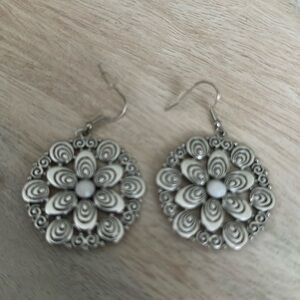 Charming silver hanging earrings.